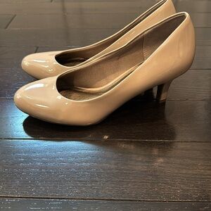🔵 Life Stride Nude Patent Round Toe Heels Size 8